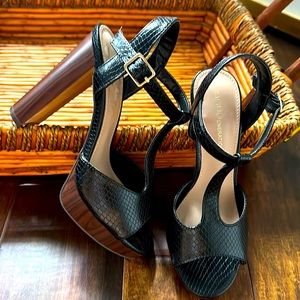 BCBGGeneration classy black sandal size 51/2